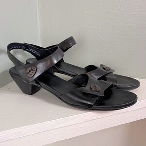 Munro 7.5 N SS Narrow Black Leather Women's Sandals kitten heels Leaf Buttons
